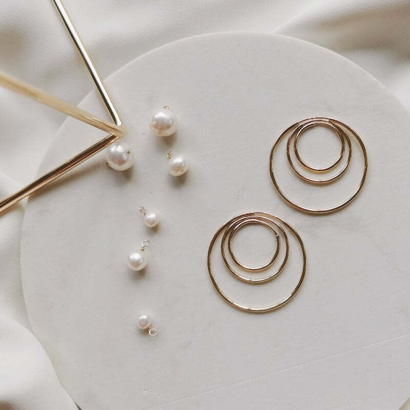 Earrings with natural pearls