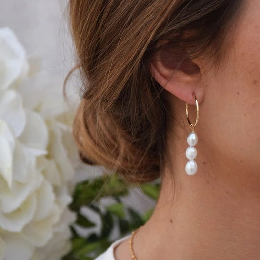 Earrings with natural pearls