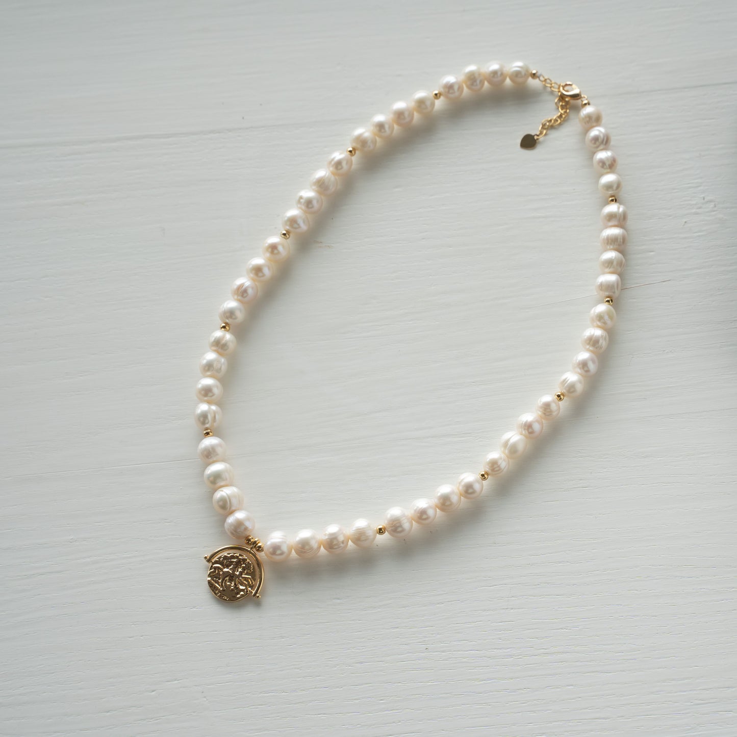Natūralių perlų vėrinys su auksu dengtomis detalėmis "Mia"