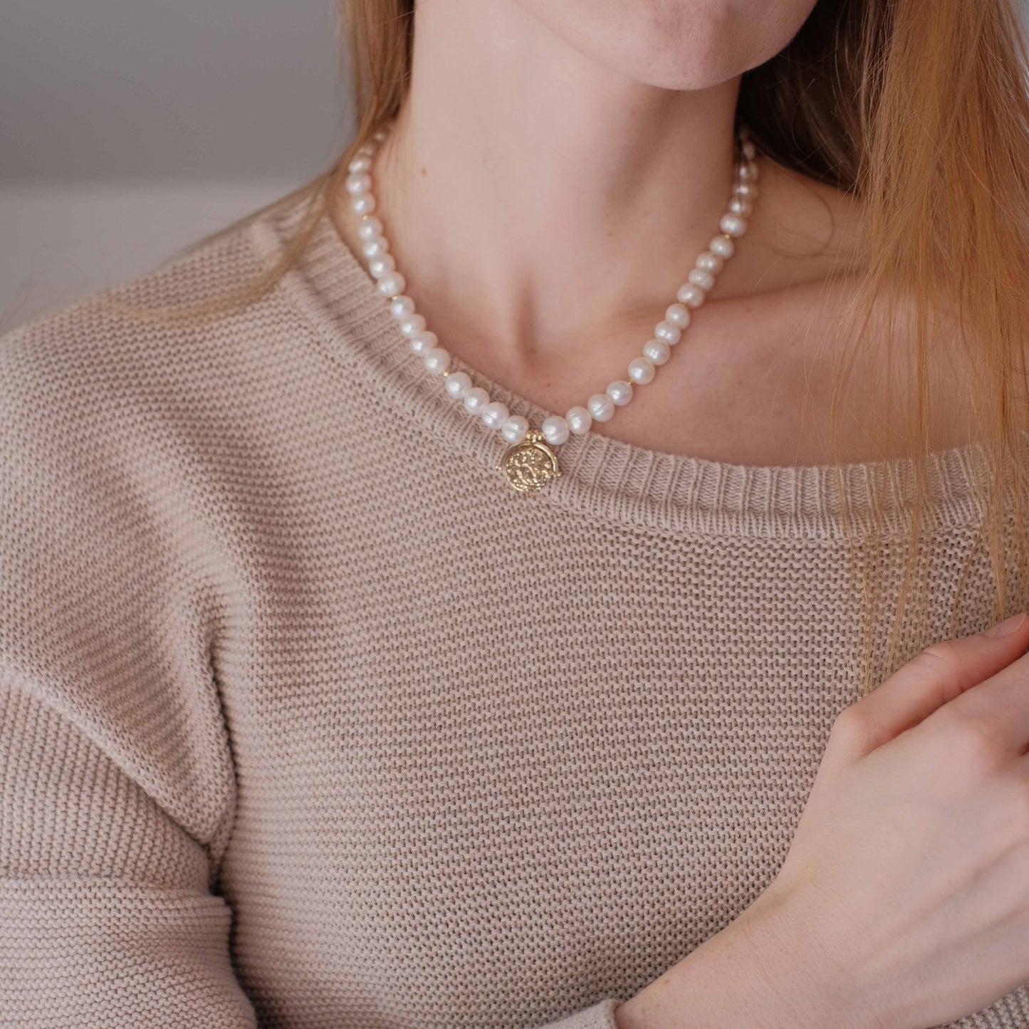 Natūralių perlų vėrinys su auksu dengtomis detalėmis "Mia"