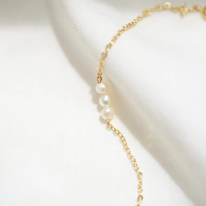 Gold plated bracelet with natural pearls