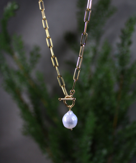 Gold plated necklace with natural Baroque pearl