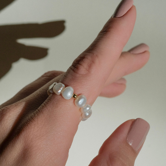 Natūralių perlų žiedas + sidabrinė detalė