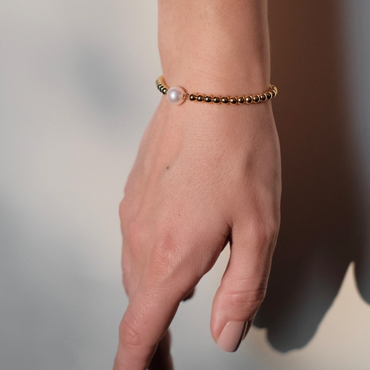 Pearl bracelet with gold plated details