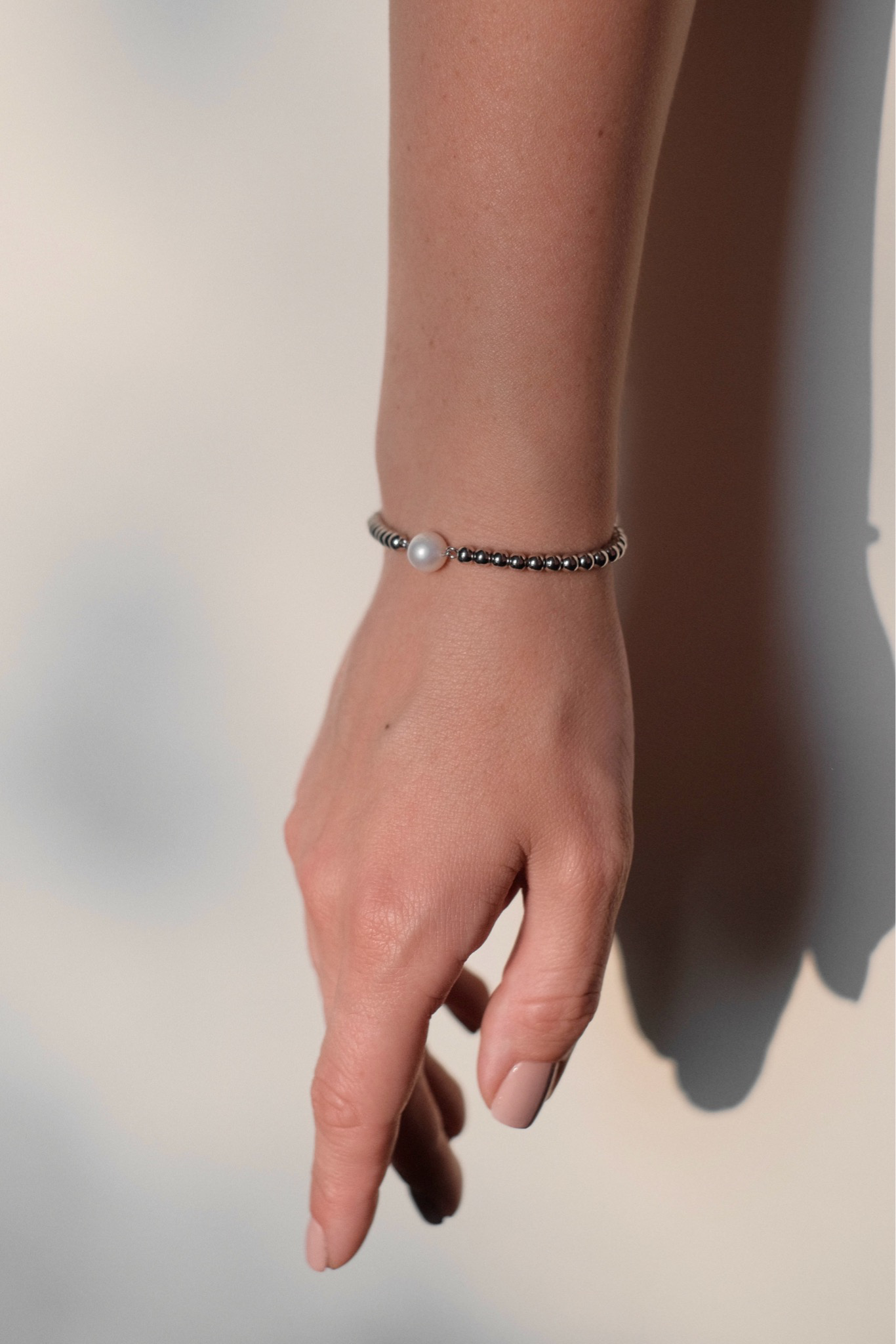 Pearl bracelet with silver plated details